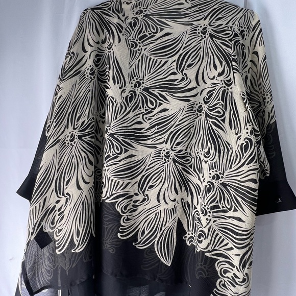 Penningtons Black and Cream Elegant 2-piece Top Set Patterned Sheer Jacket - Picture 10 of 11